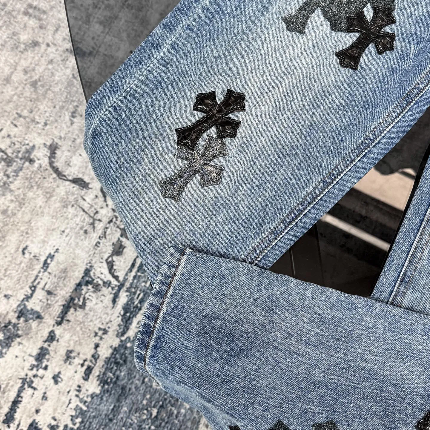P260 Chromehearts washed blue starry sky crocodile patch leather jeans adopt starry sky theme leather elements, mostly presented in the shape of a cross, with glitter on the leather surface. Unique design, simple and elegant details, exquisite workmanship, the entire trousers are neatly routed, and the details are in place! Ceiling-level jeans, a pair that is hard to find at the counter. About Zangyin, this is an extremely luxurious fashion brand that can also be called the aristocrat of the high street. It has always been an exclusive brand for some hipsters or the rich second generation. It is more luxurious and noble than ordinary high streets. It is more fashionable and individual than luxury brands. Top heavy industry fashion design has always been created in high street luxury style. Speaking of this style, Zangyin family and GU family are definitely the leading representative brands, especially the Zangyin family's creation of high street style. It has really achieved a state-of-the-art effect. The color system of this model is made of unique washed materials. It is already quite eye-catching. It is decorated with pink patchwork cross flowers, which cleverly highlights the charm of the brand. Secondly, this model adopts a classic high-waist cutting design, which highlights the long legs and fashionable temperament of the upper body. The brand is highly recognizable and the slim-fitting configuration is more suitable for daily wear. Personality, fashion, and specification interpretation are all at a glance. Needless to say, materials and craftsmanship. As an excellent craftsman brand, Zangyin’s requirements for details and craftsmanship are really perfect. The washed color of this model has gone through a lot of processes, not to mention the embellishment of the denim appliqués. It is also purely hand-made and sewn. Just like what they believe in, only hand-made things have soul and have the meaning of wearing. A top-notch heavy-duty fashionable denim item. Recommended by both hands. Size: 28/30/32/34/36 Waist: 73/78/83/88/93 Knee: 52/53.5/55/56.5/58 Pants length: 100/102/104/106/108